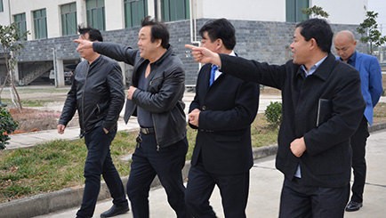 The chairman inspected and condoled to the front-line employees of the factory